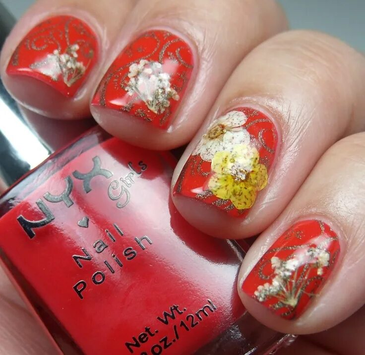 Красный маникюр с сухоцветами Dry flowers on red with gold glitter design