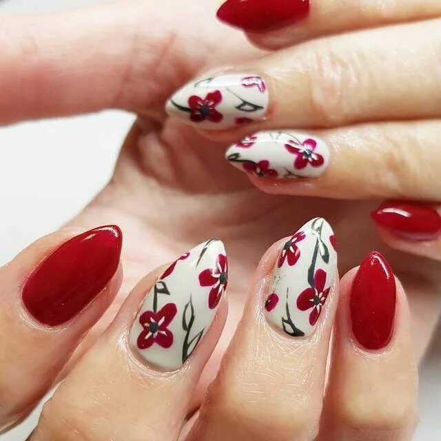 Красный маникюр с цветочками Red almond shaped nails with flower accents. ❤ Perfect for spring when the flowe