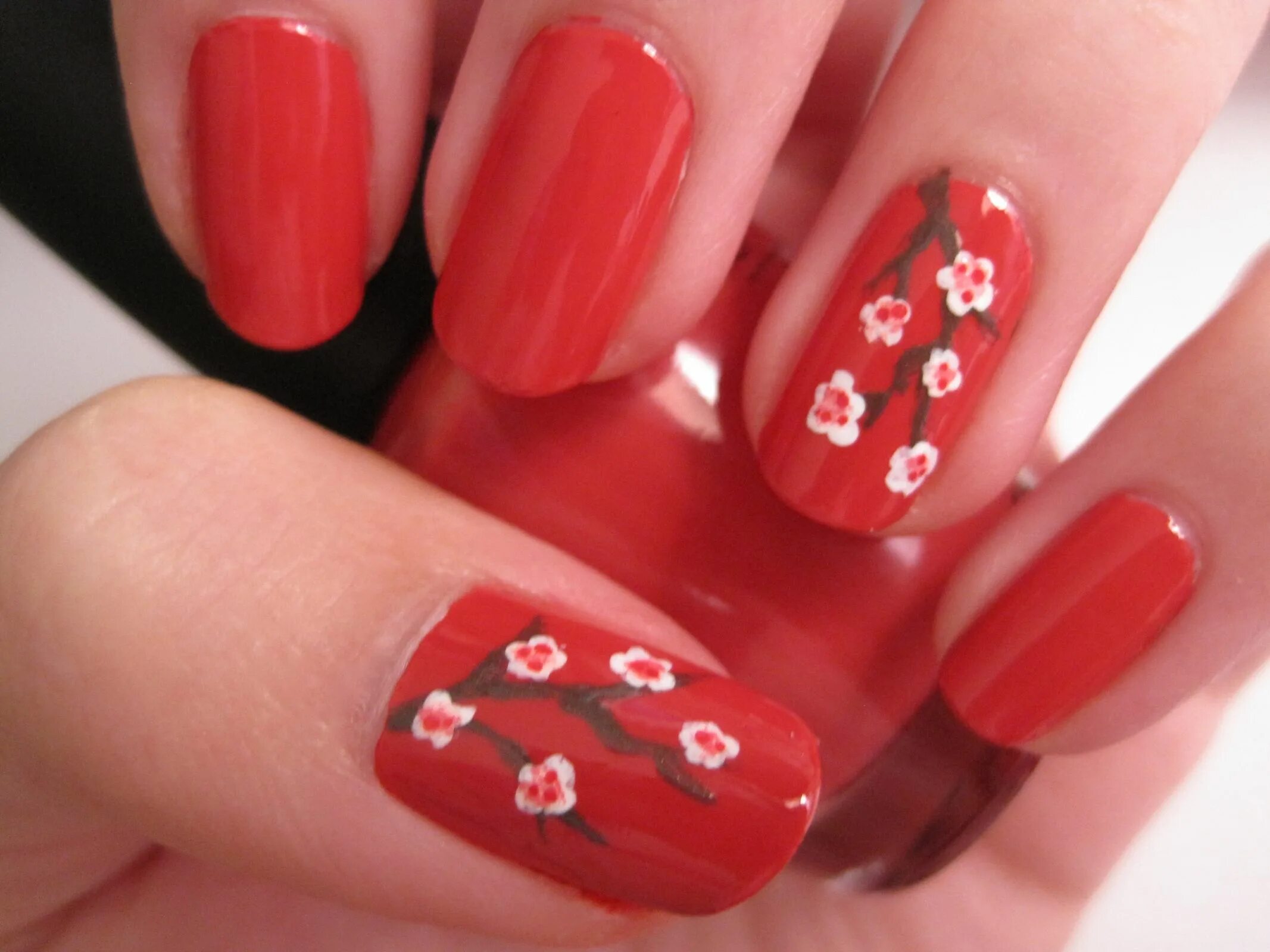 Красный маникюр с цветочками Red Nail Art Designs Red nail art designs, Red nail art, Red nail polish designs