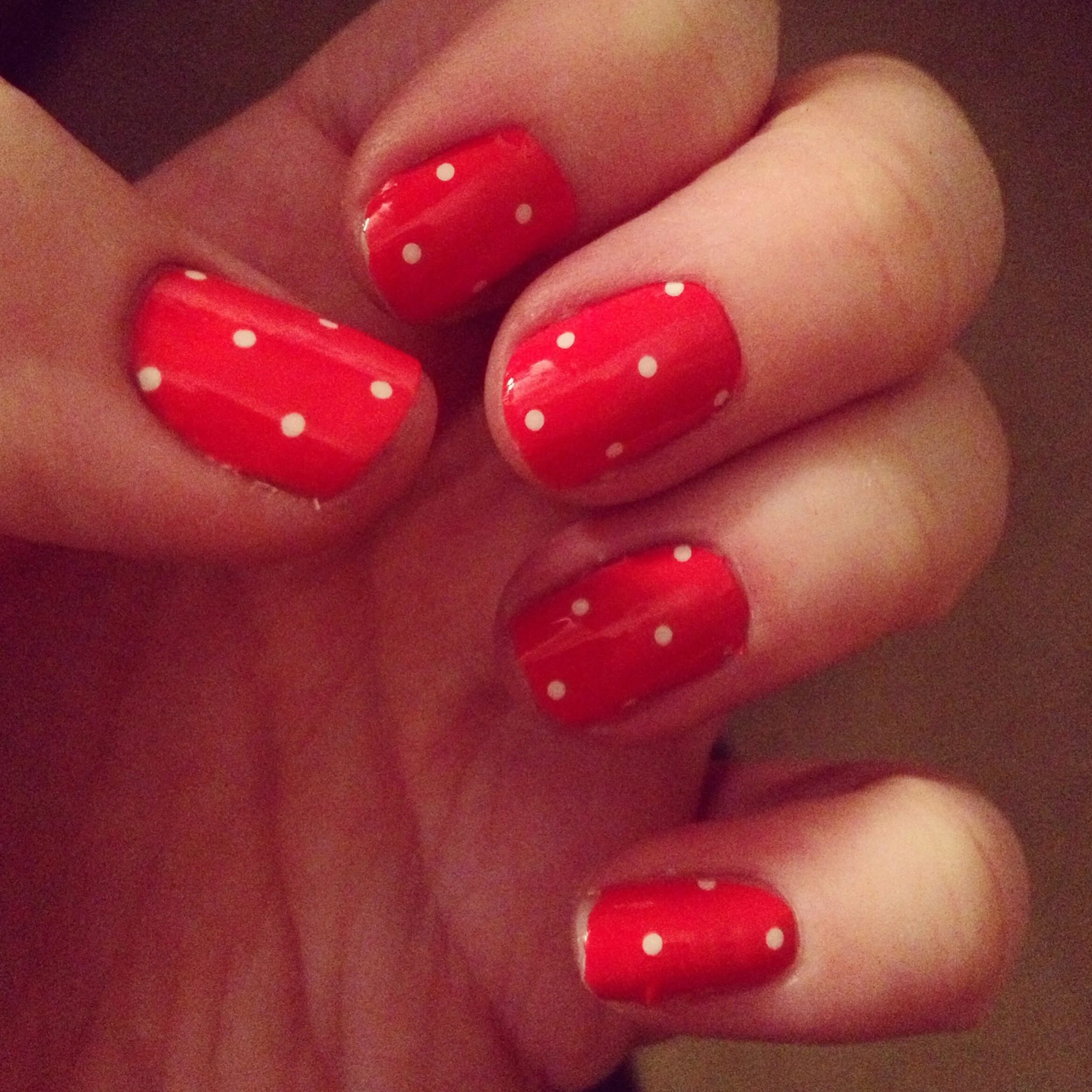 Красный маникюр с точками Pin by Cori Kirby on Tips And Tricks Dots nails, Polka dot nails, How to do nail