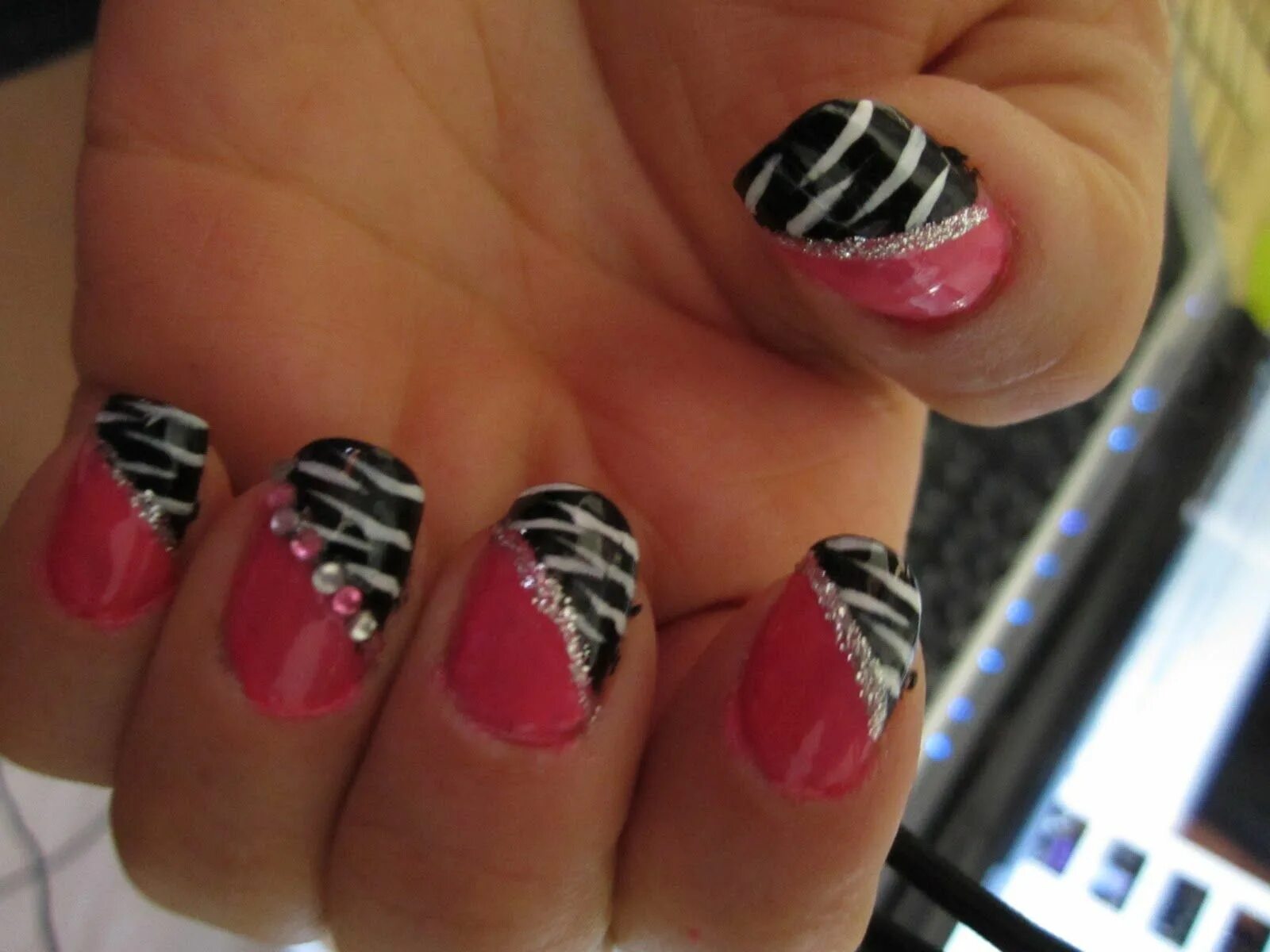 Красный маникюр с зеброй принтом halloween designs Nail Pink and Black Zebra nail design / Blue rhinestones nail 
