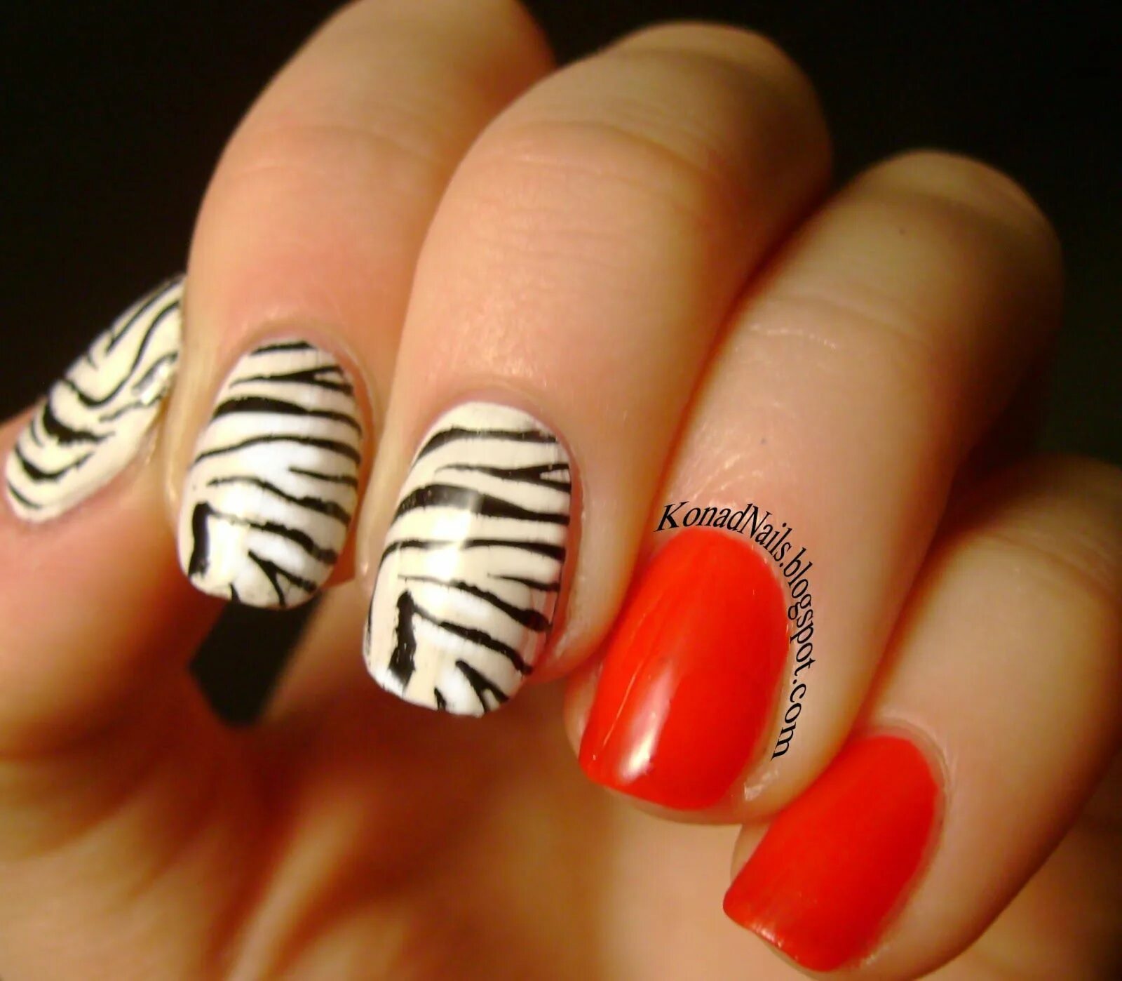 Красный маникюр с зеброй принтом zebra nail art - Google Search The zebra print as an accent nail and the red as 