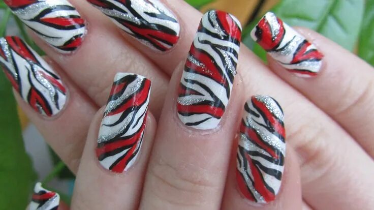 Красный маникюр с зеброй принтом Zebra Print Bright Red and Silver Glitter Design Nail Art Tutorial