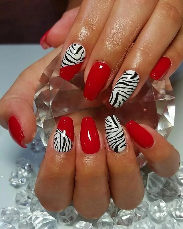 Красный маникюр с зеброй принтом Pin on Nail art