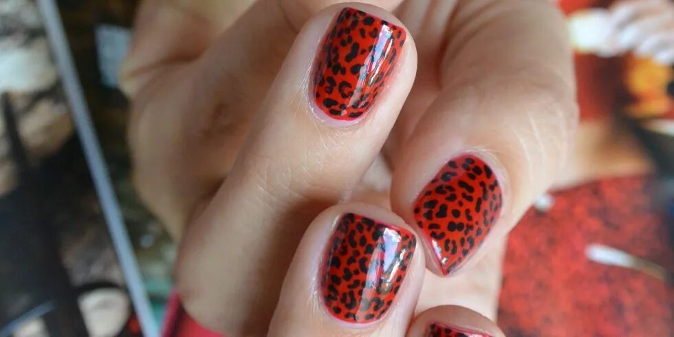 Красный маникюр с животным принтом Nail Art How-To: Fierce Red and Black Leopard Print Red nail designs, Grey nail 