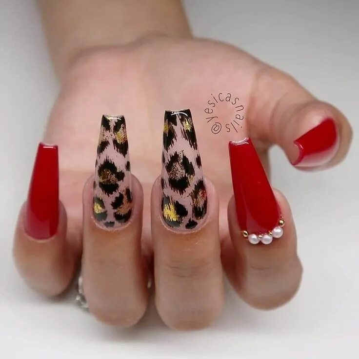 Красный маникюр с животным принтом Pin by LUPITA on IRSA nail art 3 Red acrylic nails, Leopard nails, Leopard print