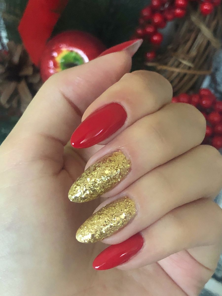 Красный маникюр с золотом 2024 2025 Новогодний маникюр красный золото Nails, Beauty