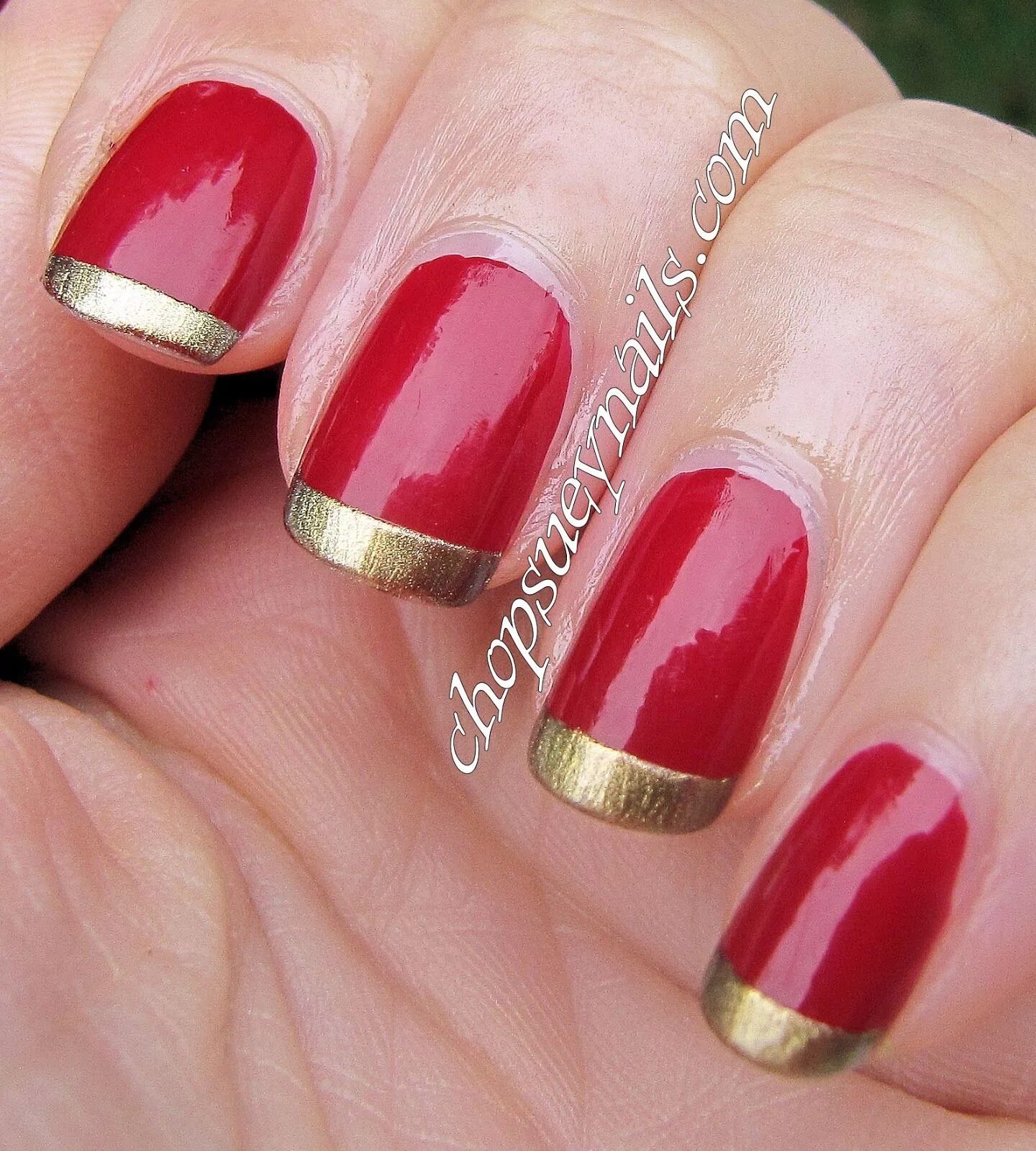 Красный маникюр с золотом или серебром Christmas Manicure Red Gold Nail Art and Designs French manicure colorata, Unghi