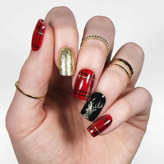 Красный маникюр с золотом или серебром WEBSTA @nailsbycambria Day 1 of Christmas nail art, Plaid nails, Tape nail art