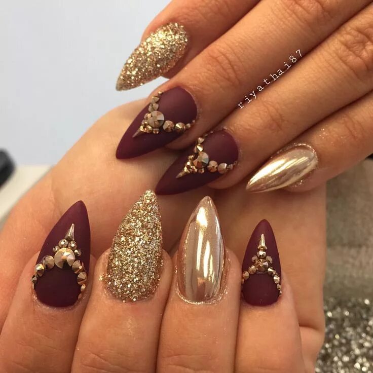 Красный маникюр с золотом миндаль #riyasnailsalon #fairviewpark #thisiscle #hairandnailfashion #wakeupandmakeup #h