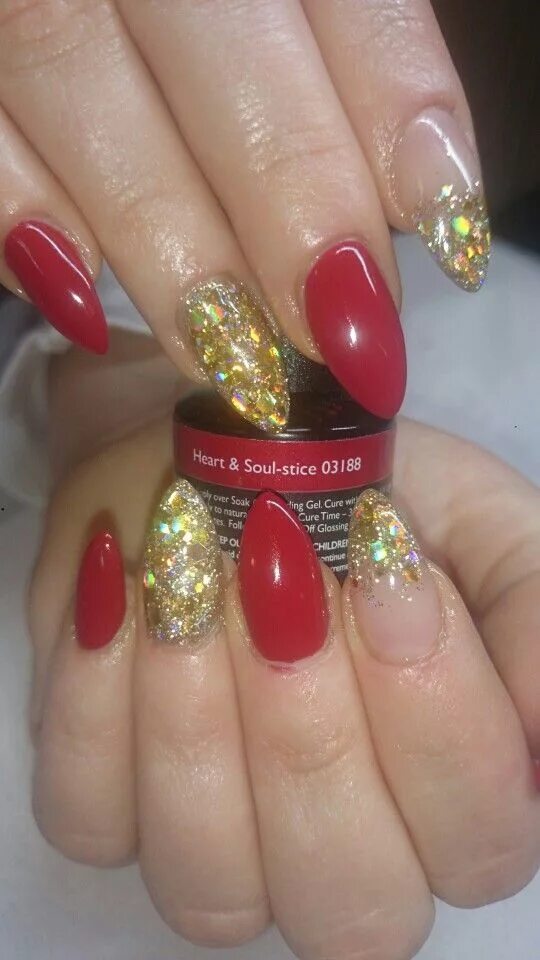 Красный маникюр с золотом миндаль Xmas red and gold nails. Glitter fade glitter acrylic Red and gold nails, Gold n