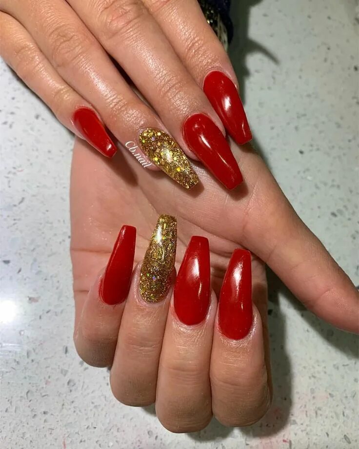 Красный маникюр с золотом миндаль Acrylic nails, long nails, red nails, coffin nails, gold nails, glitter nails, g