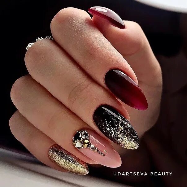 Красный маникюр с золотом миндаль Ideas for a beautiful manicure 2023 Нескучный маникюр ВКонтакте