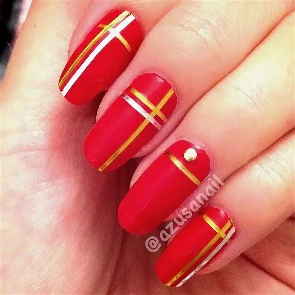 Красный маникюр с золотом полоски 16 Gold Nails for You to Shine - Pretty Designs Red and gold nails, Golden nails