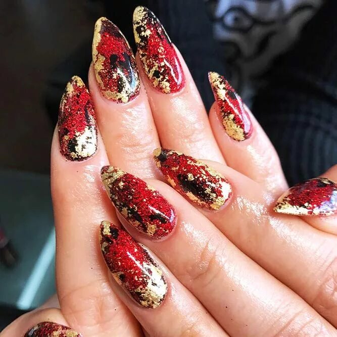 Красный маникюр с золотой фольгой 38 Stunning Gold Foil Nail Designs To Make Your Manicure Shine Foil nail designs