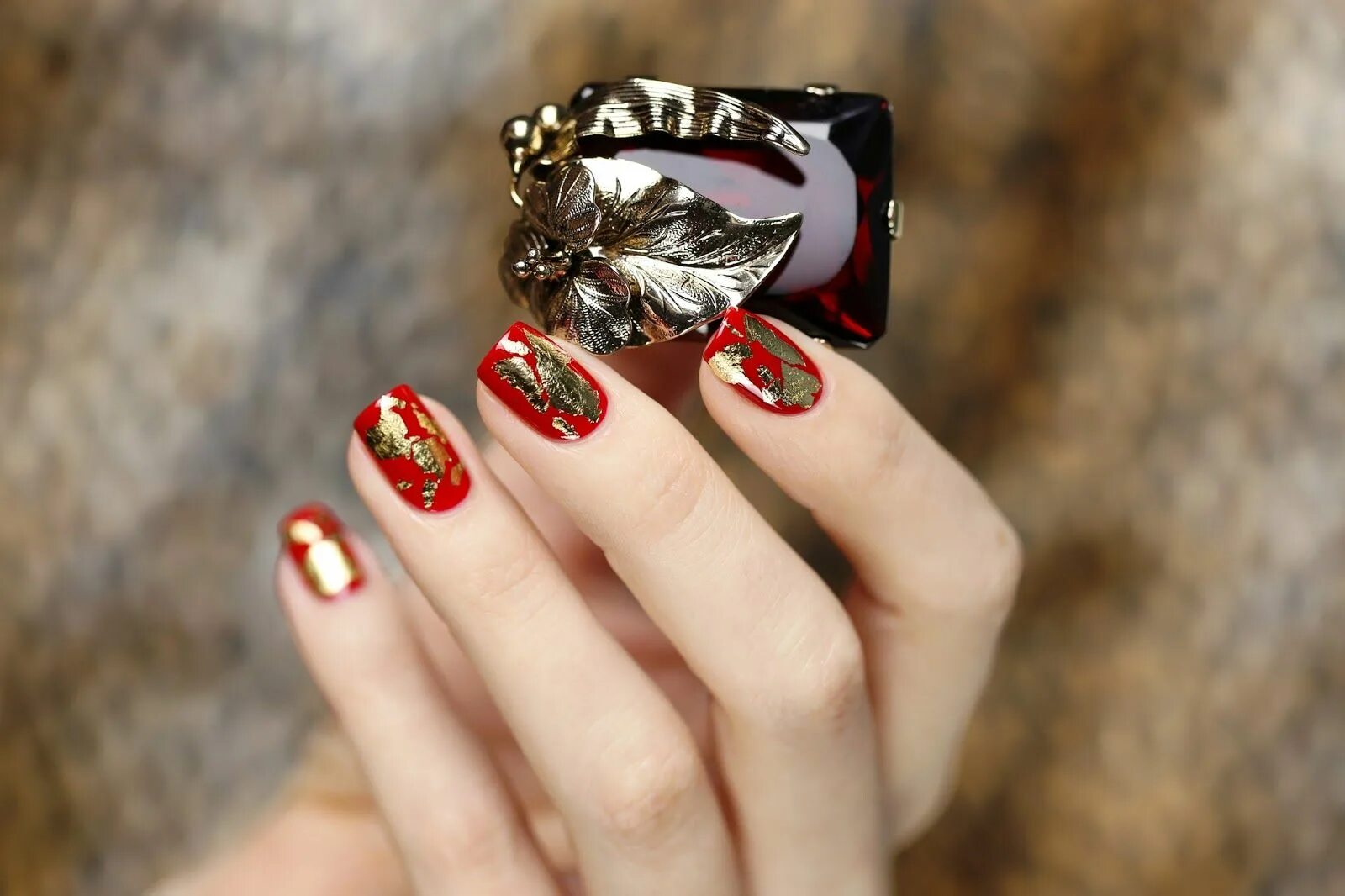 Красный маникюр с золотой поталью Записки Лакоголика: Guerlain - Rouge D'enfer Nail designs, Class ring, Nails