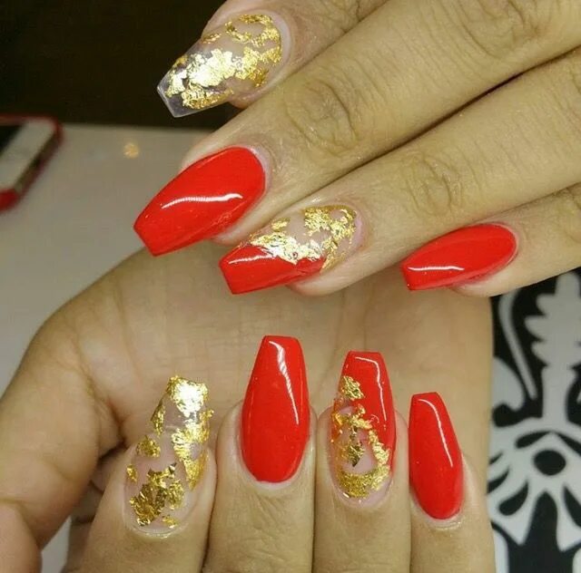 Красный маникюр с золотой поталью Pinterest @itsnikkij ≫ ∘ ∙ Uñas doradas, Uñas de colores, Uñas rojas