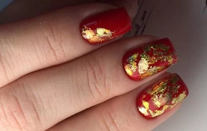 Красный маникюр с золотой поталью Маникюр красный с золотом: фото, дизайн, идеи
