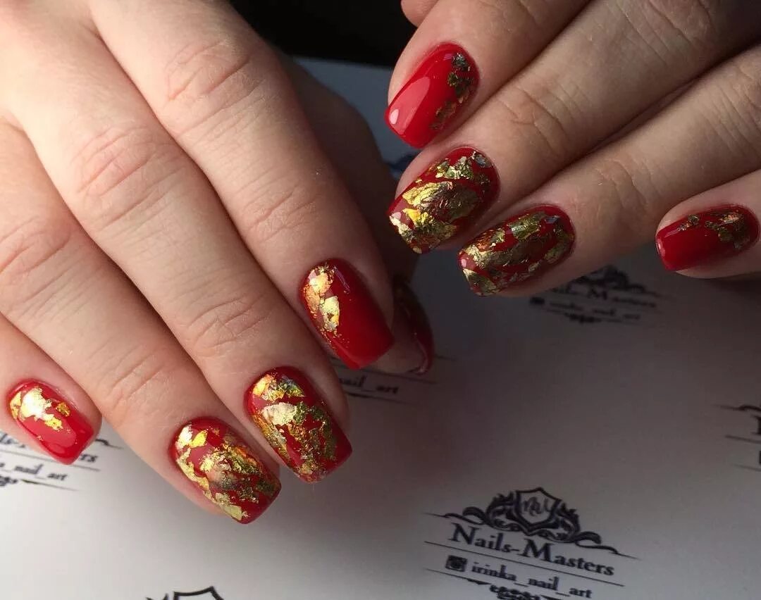 Красный маникюр с золотой поталью Красный маникюр с золотой поталью фото Strazi-Nail.ru