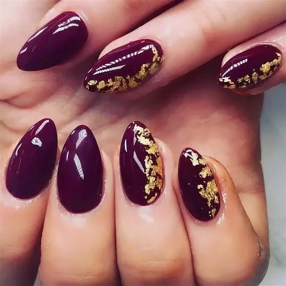 Красный маникюр с золотой поталью Trendy Gold Foil Nails for a Glamorous Fall Look