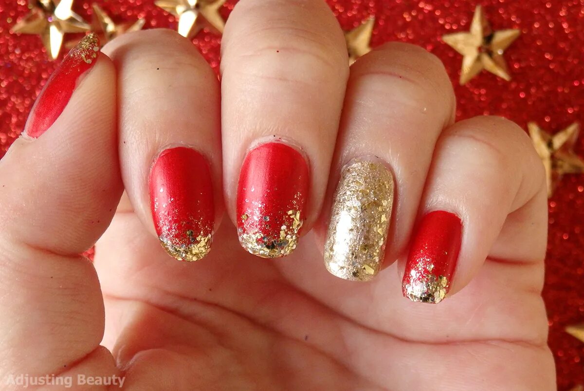Красный маникюр с золотым френчем Classic Red And Gold Christmas Manicure Red nails glitter, Christmas nail design