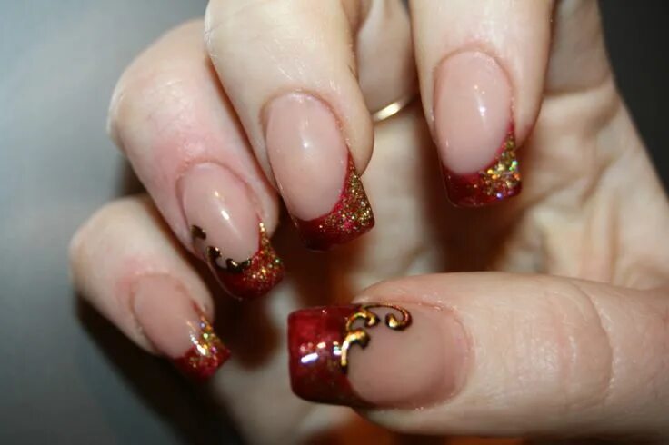 Красный маникюр с золотым френчем Unghie con french manicure particolare di colore rosso e glitter glossy in oro U