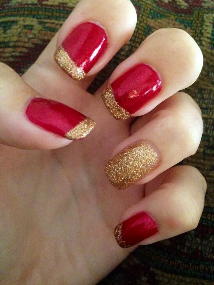 Красный маникюр с золотым френчем Red and gold nails! Perfect for fall. Red and gold nails, Gold nail designs, Gol