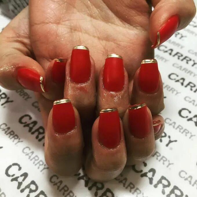 Красный маникюр с золотыми полосками Pin on Acrylic Nail Trends 2019
