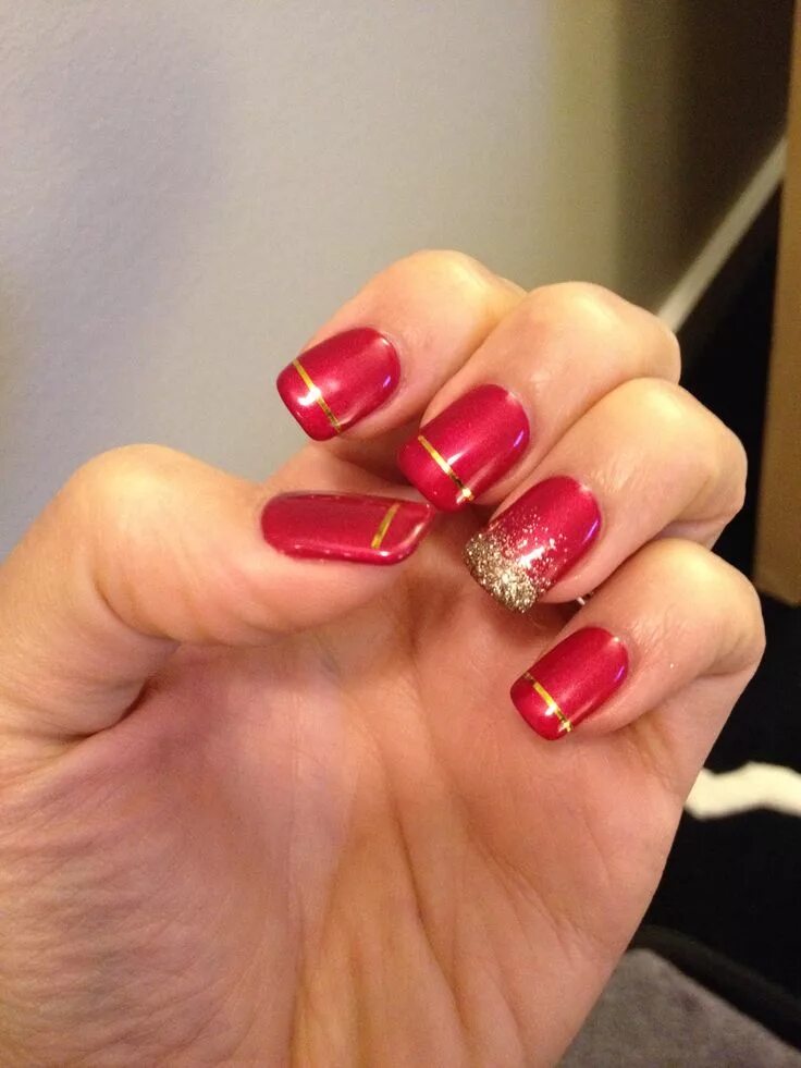 Красный маникюр с золотыми полосками Holiday nail art! #nailart
