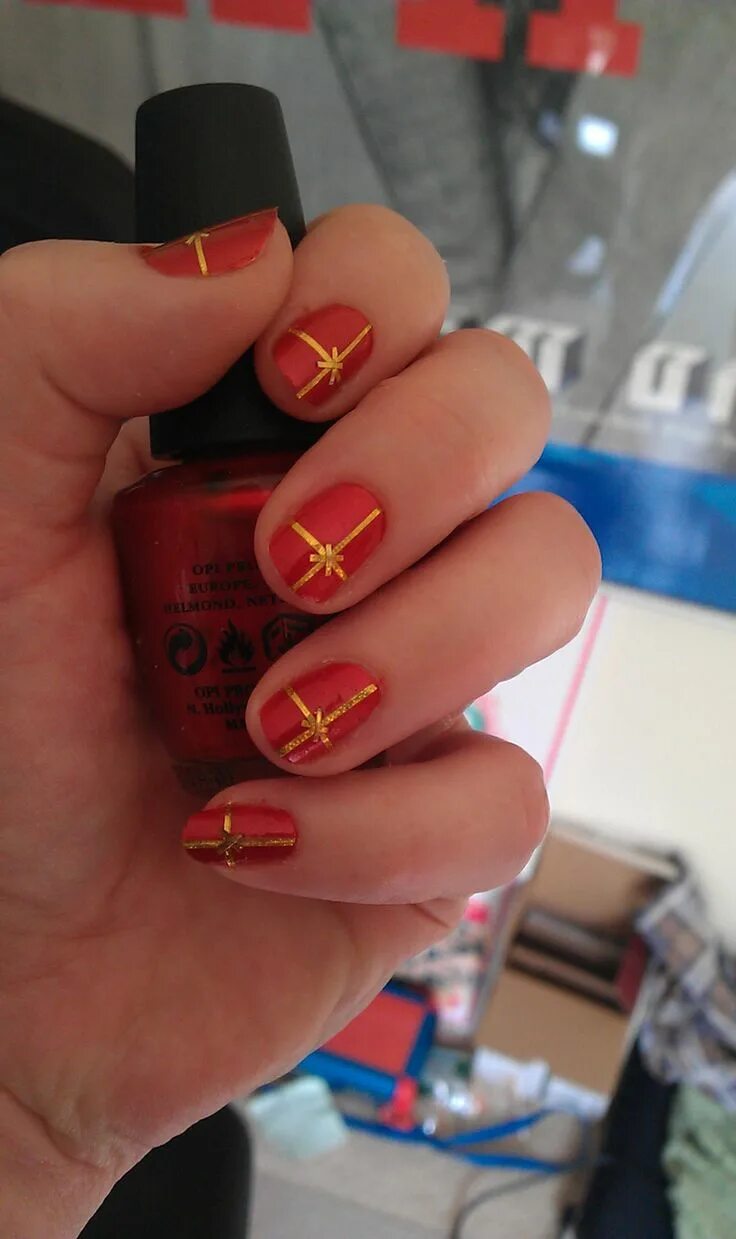 Красный маникюр с золотыми полосками Do you like my Christmas present nails? * /r/RedditLaqueristas Christmas present