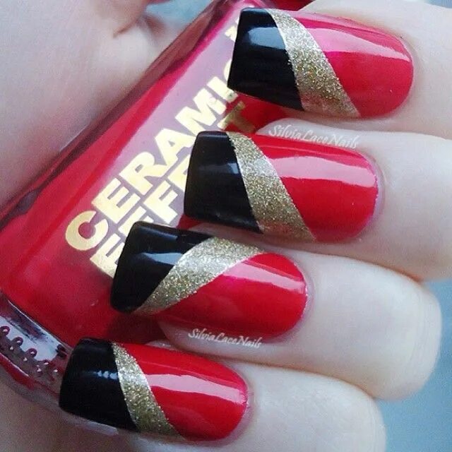 Красный маникюр с золотыми полосками Nails. Nail Art. Nail Design. Polished. Red, black, gold, glitter. Glamour. Luxu