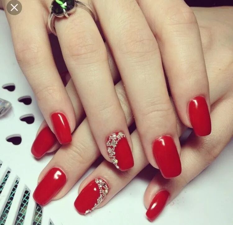 Красный маникюр со стразами @mazotcu1 Linktree Red acrylic nails, Gold acrylic nails, Red nails
