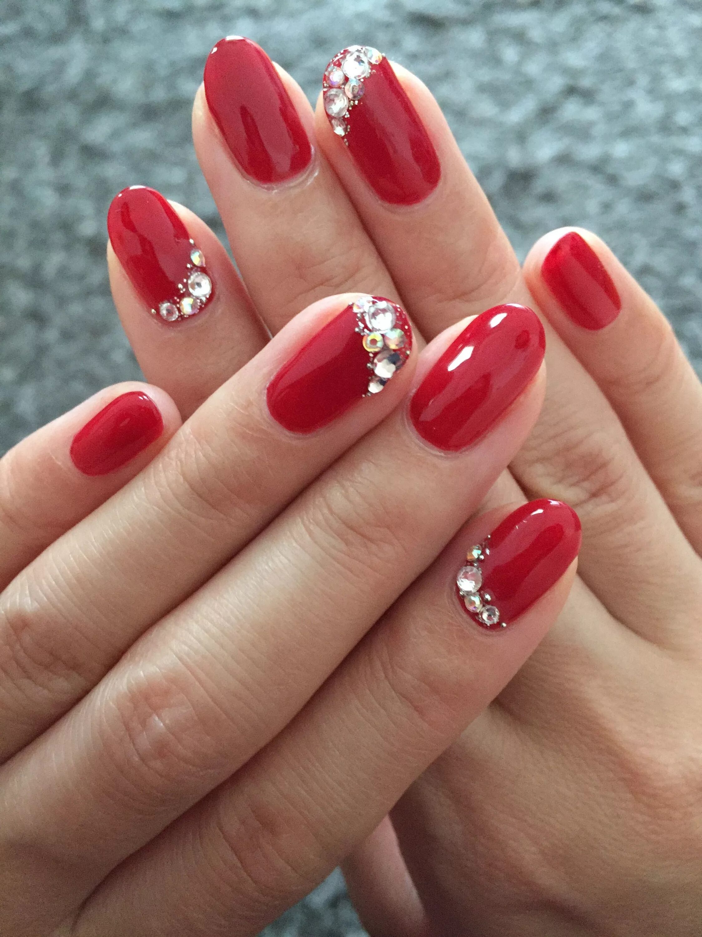 Красный маникюр со стразами Red nails for the party season 12 月 の イ ベ ン ト 月 は 華 や か な レ ッ ド ネ イ ル Dar en el