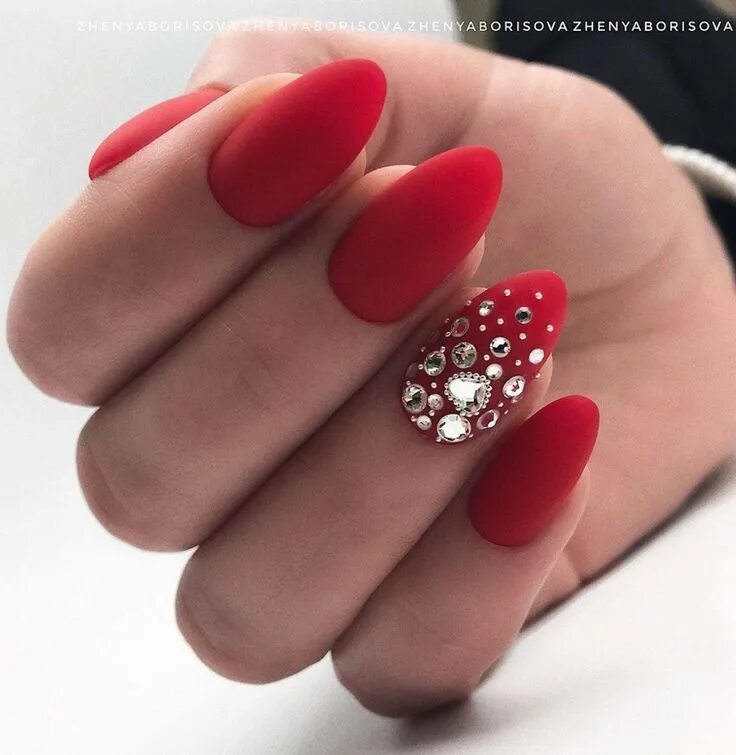 Красный маникюр со стразами 2024 Pin auf Manichiuri