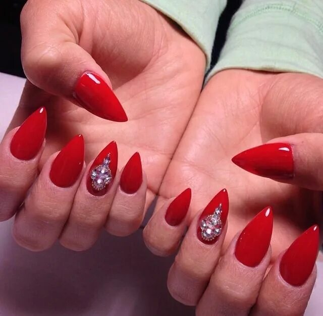 Красный маникюр со стразами длинные ногти LittleGlamazone Red stiletto nails, Pointy nails, Stiletto nail art