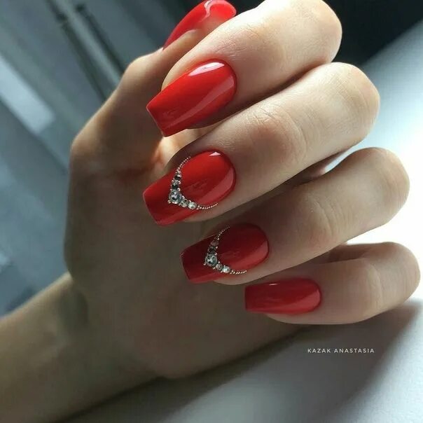 Красный маникюр со стразами квадрат Маникюр Ногти Red acrylic nails, Swarovski nails, Rhinestone nails