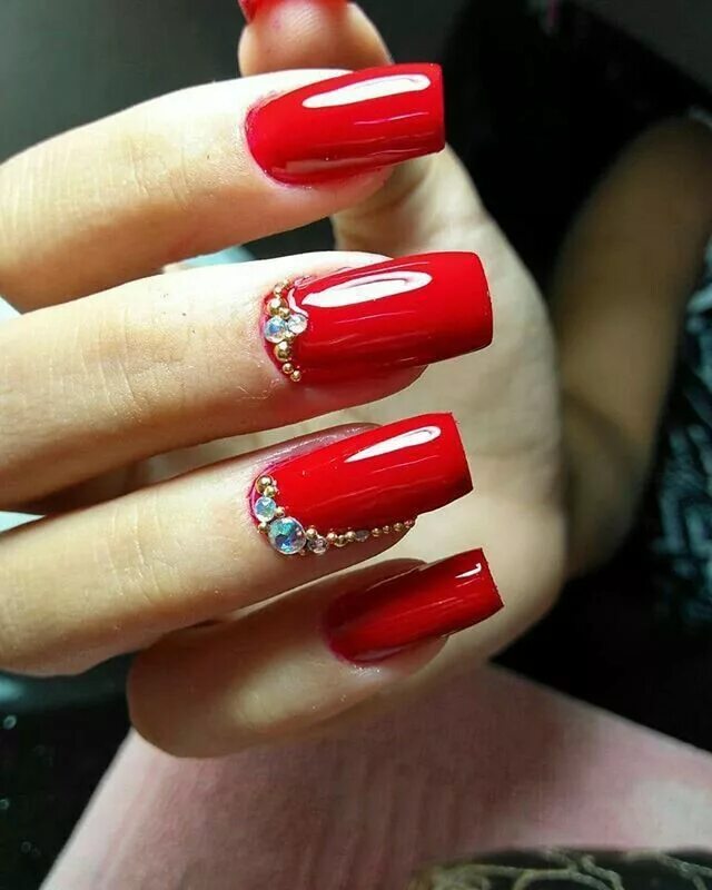 Красный маникюр со стразами квадрат Pin by Lucy mololina on mi diario Rhinestone nails, Red nails, Red nails glitter