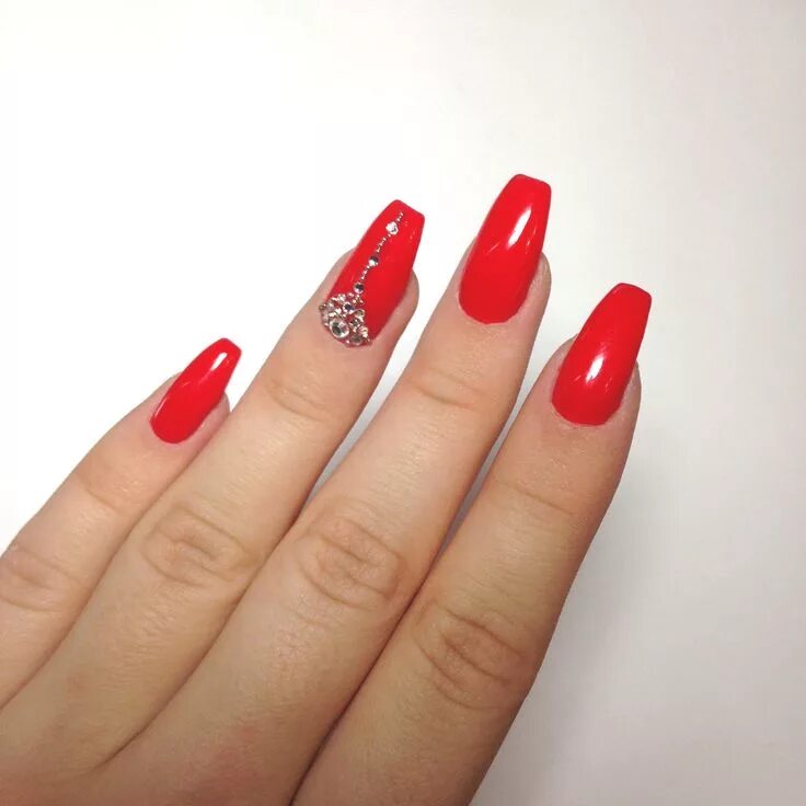 Красный маникюр со стразами квадрат #nails #rednails #маникюр #красный #красныеногти #стразы #ногтисостразами #маник