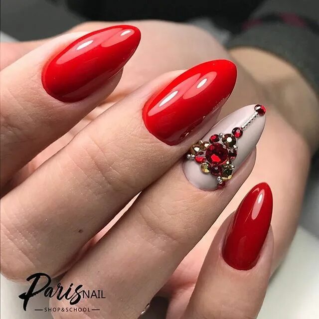 Красный маникюр со стразами миндаль Курсы Школа Маникюра СПб МСК (@parisnailschool) * Zdjęcia i filmy na Instagramie