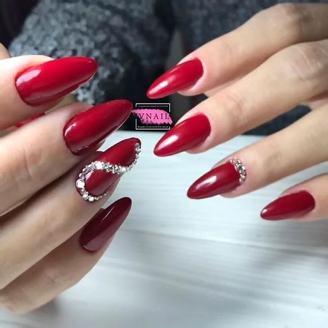 Красный маникюр со стразами миндаль 51 Red Nails Designs and Ideas For Stylish Ladies Nails design with rhinestones,
