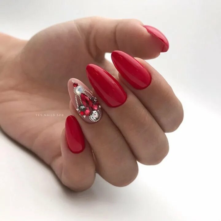 Красный маникюр со стразами миндаль Неактивно