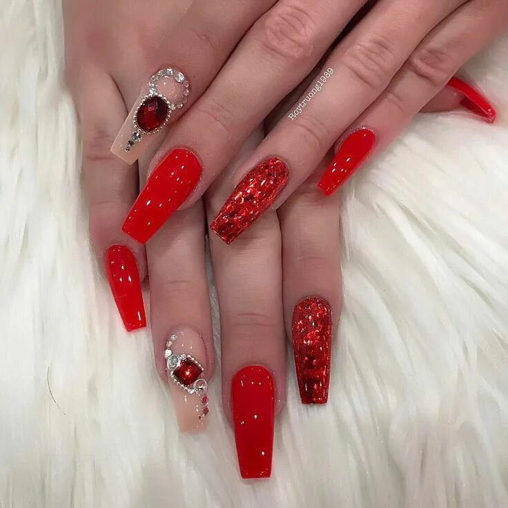 Красный маникюр со стразами на длинные In love ❤ ️❤ ️❤ ️❤ ️❤ for @lucyfuckinghall Red acrylic nails, Glitter accent nails, 