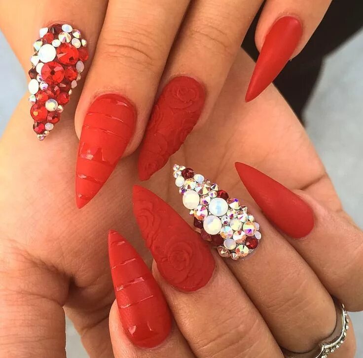 Красный маникюр со стразами на длинные Matte red with rhinestones and a 3D rose covered nail Pointy nail designs, Point