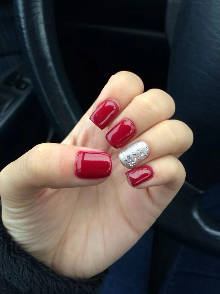 Красный маникюр со светоотражающим Red shellac with silver glitter accent nail Red nails glitter, Red shellac nails
