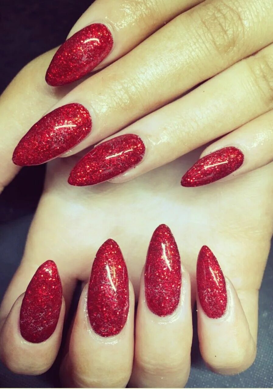Красный маникюр со светоотражающим Hot red nails Red acrylic nails, Red nails glitter, Prom nails red