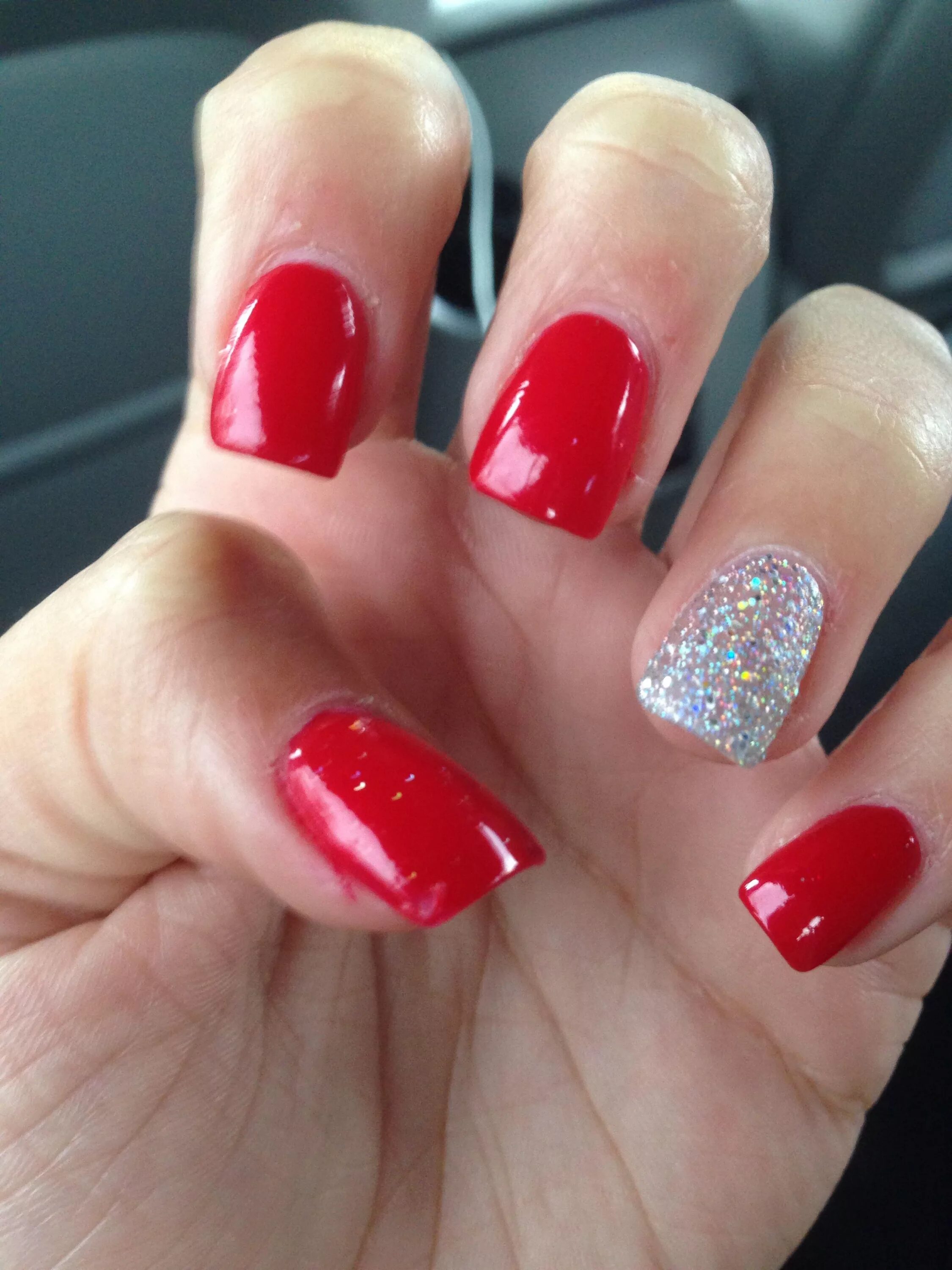 Красный маникюр со светоотражающим Acrylics! Red with glitter nail on ring finger Homecoming nails, Red acrylic nai