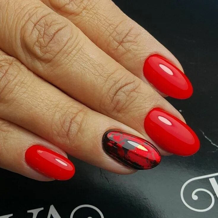 Красный маникюр со светоотражающим Yeah or No?#nailsfashion# nailsaddict# nailpolish Nail manicure, Acrylic nails, 