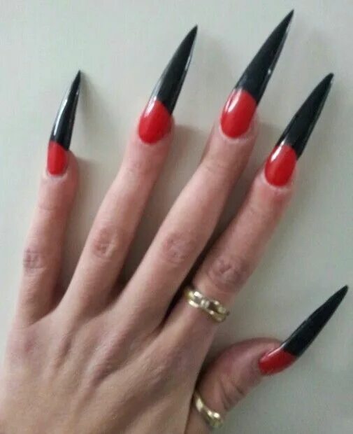 Красный маникюр стилеты Stiletto Nails Schwarz Rot - niemals! Watt zu lang lol Острые ногти, Ногти и Шпи