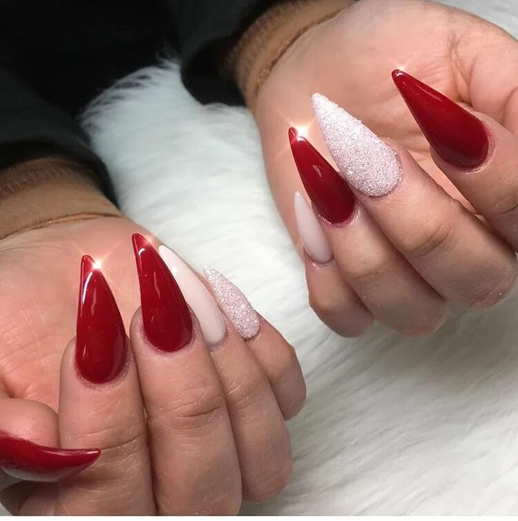 Красный маникюр стилеты Red and white stiletto Red and white nails, Red acrylic nails, Stilletto nails