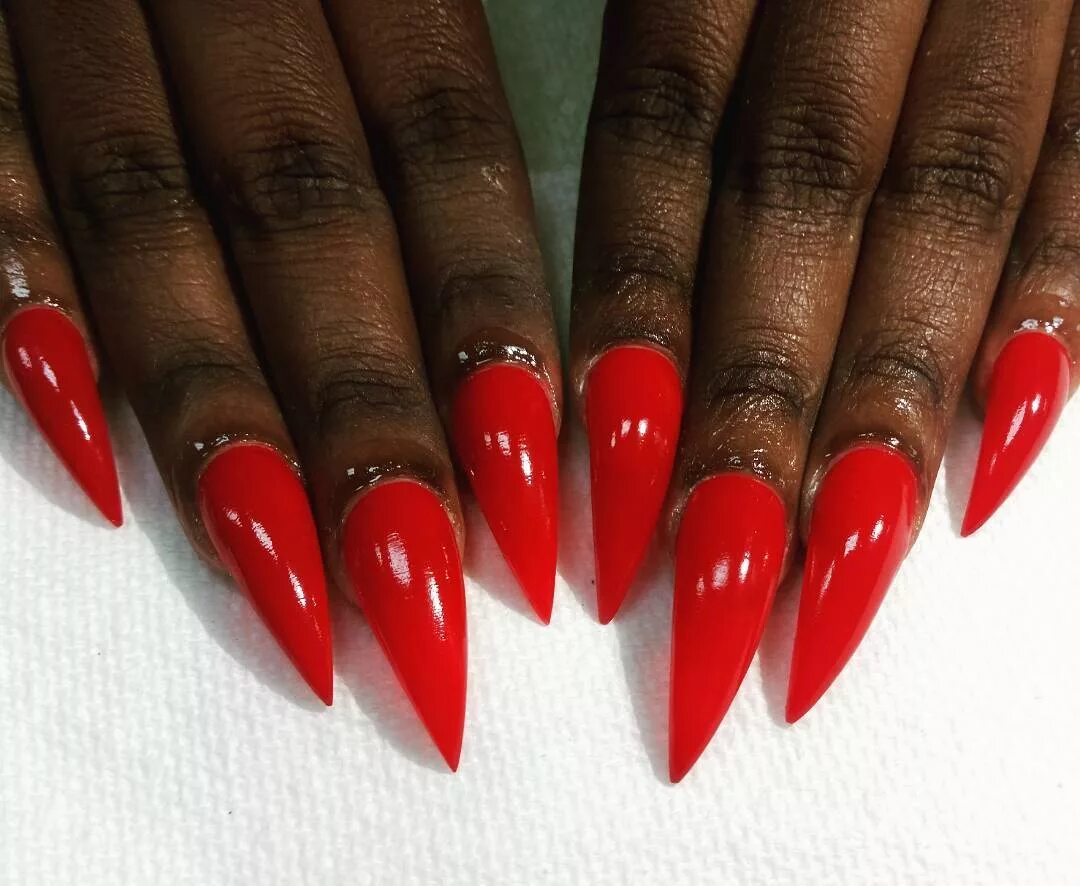 Красный маникюр стилеты Vamp Dark skin Stiletto nails Red Drama